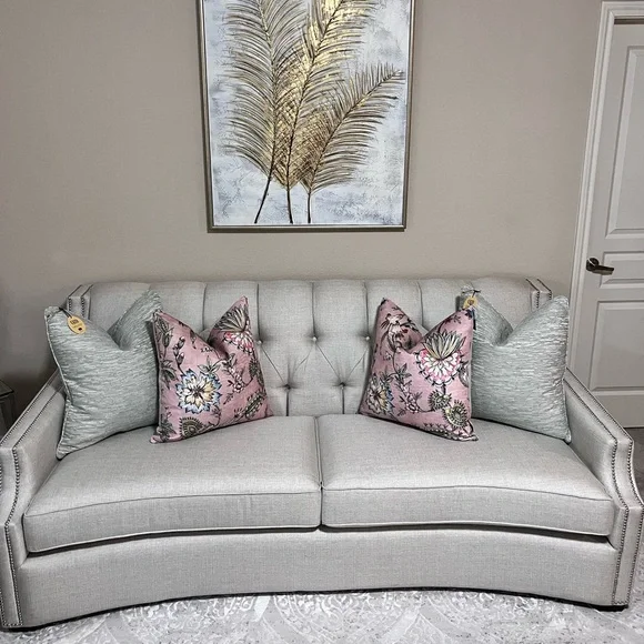 1- NWT SOHO STUDIO BLUSH FLORAL DESIGN DECORATIVEPILLOW